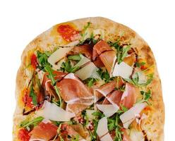 vers pizza parma gemaakt van parmezaan, prosciutto ham en rucola foto