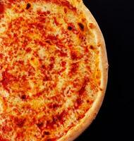 pizza margarita top visie Aan zwart foto