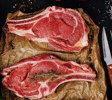 twee rauw rundvlees steaks Aan een bakken papier foto
