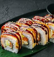 sushi reeks Canada rollen met paling Aan zwart steen foto