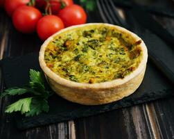 Quiche met spinazie - traditioneel schotel van Frans keuken foto