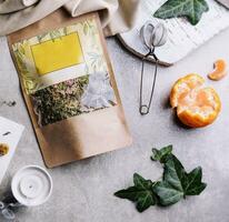 kop van thee met mandarijnen en thee verpakking foto