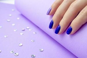 stijlvolle trendy damesmanicure. blauw en lila foto