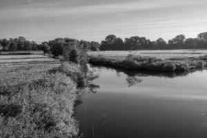 vroeg ochtend- Bij een rivier- in Duitsland foto