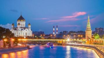 panoramisch uitzicht op de rivier de Moskou en het paleis van het Kremlin in Rusland