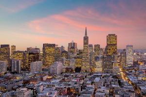 het centrum van San Francisco bij zonsondergang. foto
