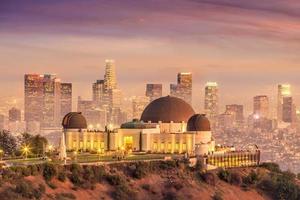 het griffith-observatorium en de skyline van Los Angeles in de schemering foto