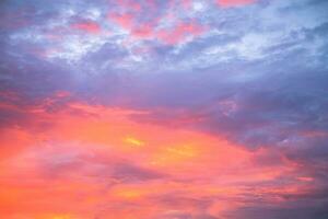 mooi , luxe zacht helling oranje goud wolken en zonlicht Aan de blauw lucht perfect voor de achtergrond, nemen in lente, schemering foto