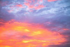 mooi , luxe zacht helling oranje goud wolken en zonlicht Aan de blauw lucht perfect voor de achtergrond, nemen in lente, schemering foto