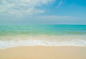 mooi landschap zomer panorama voorkant visie tropisch zee strand wit zand schoon en blauw lucht achtergrond kijken kalmte niemand natuur oceaan mooi Golf water reizen sai kaew strand Thailand chonburi foto