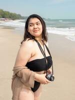 portret jong vrouw Aziatisch mollig schattig mooi een persoon in bikini zwart sexy voorkant gezichtspunt tropisch zee strand wit zand schoon en blauwe lucht achtergrond kalmte natuur oceaan mooi Golf water reizen foto