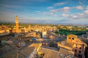 de skyline van de binnenstad van siena in Italië foto