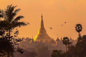 shwedagon-pagode bij zonsondergang, grote dagon-pagode in yangon, myanmar foto