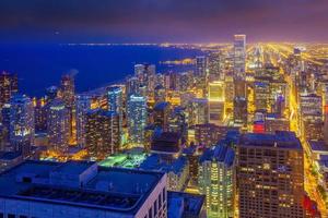 skyline van de binnenstad van chicago bij zonsondergang illinois in de vs foto