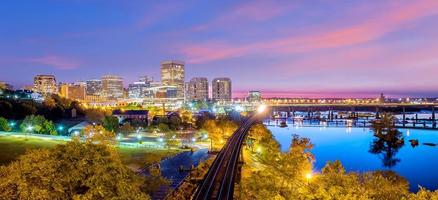 de skyline van de binnenstad van richmond, virginia foto