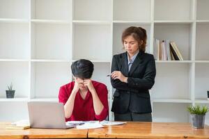 concept burn-out syndroom. zakenman voelt ongemakkelijk werken. welke is veroorzaakt door spanning, geaccumuleerd van niet succesvol werk en minder resting lichaam. raadplegen een specialist psychiater. foto