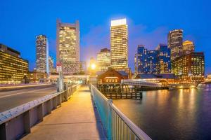 de havenhorizon van Boston bij schemering, Massachusetts