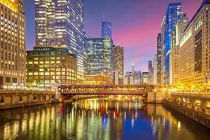 het centrum van Chicago en de rivier van Chicago foto