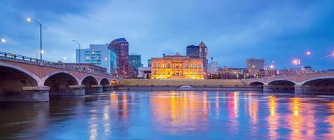 des moines iowa skyline in de VS. foto