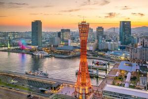 skyline en haven van kobe in japan foto