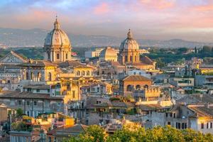 bovenaanzicht van de skyline van rome vanaf castel sant'angelo foto