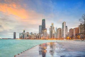 skyline van downtown chicago bij zonsondergang illinois foto