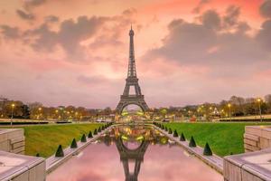 Eiffeltoren bij zonsopgang van trocadero-fonteinen in Parijs foto