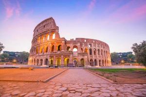 uitzicht op het colosseum in rome in de schemering foto