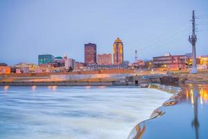 des moines iowa skyline in de VS. foto