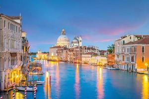 groot kanaal in venetië, italië met de basiliek van santa maria della salute foto