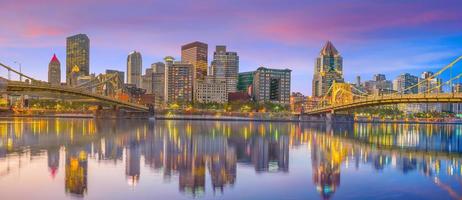 panorama van het centrum van pittsburgh bij schemering foto