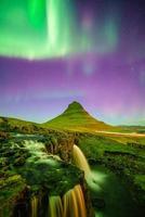 noorderlicht over de berg Kirkjufell foto