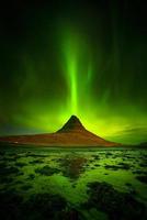 noorderlicht over de berg Kirkjufell foto