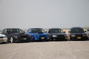 auto's op het circuit en op de wegen van de woestijn foto