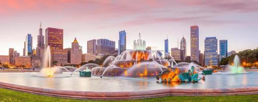 panorama van de skyline van chicago met wolkenkrabbers bij zonsondergang foto