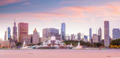 panorama van de skyline van chicago met wolkenkrabbers bij zonsondergang foto