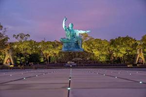 vredesstandbeeld in het vredespark van nagasaki, nagasaki, japan foto