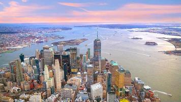 luchtfoto van de skyline van manhattan bij zonsondergang, new york city foto