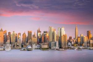 new york city manhattan midtown skyline in de schemering