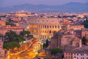 bovenaanzicht van de skyline van rome vanaf castel sant'angelo foto