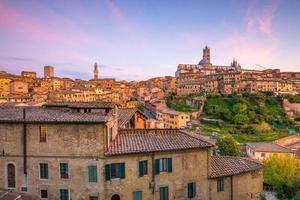 de skyline van de binnenstad van siena in Italië foto
