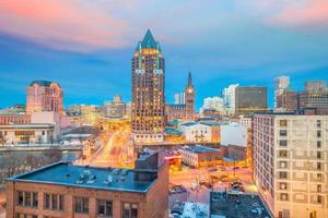 skyline van de binnenstad met gebouwen in milwaukee, VS. foto