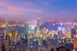 skyline van hong kong met uitzicht op de haven van victoria