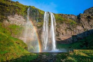 waterval en regenboog foto