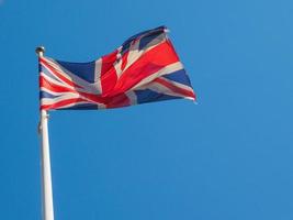 Britse vlag over blauwe lucht foto