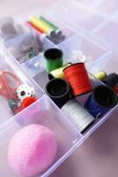 gereedschap en accessoires voor naaien Aan kleur achtergrond foto