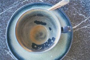 top visie van leeg koffie kop Aan tafel , foto