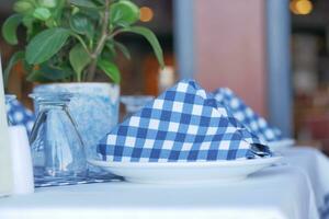 leeg bord, zilverwerk en handdoek Aan tafel foto