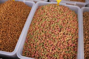 stack van droog kat voedsel Scherm voor uitverkoop Bij lokaal markt foto