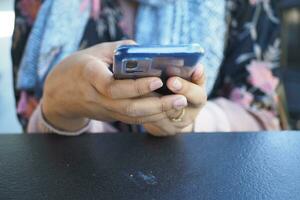 close-up van vrouwenhand met slimme telefoon foto